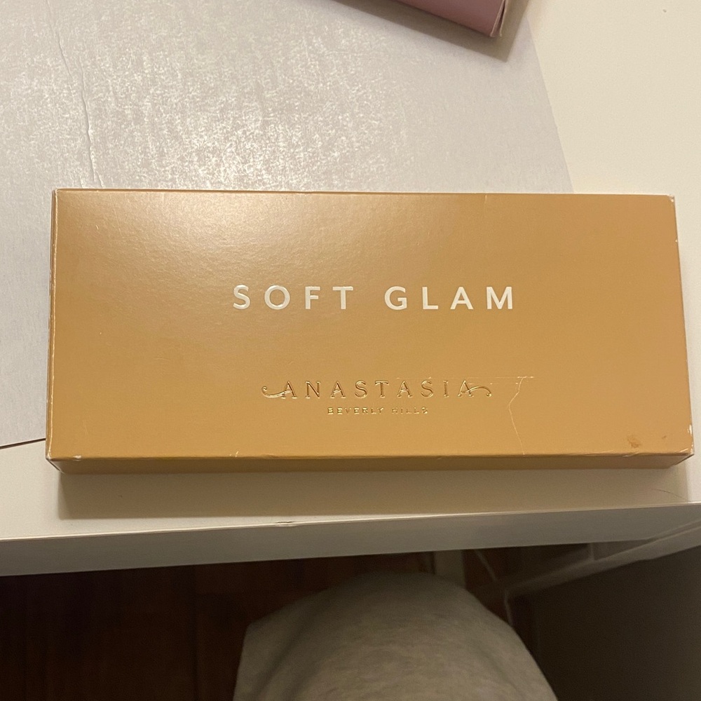 Anastasia Beverly Hills Soft Glam in Warm Tan